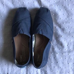 Adorable blue Tom’s like new!